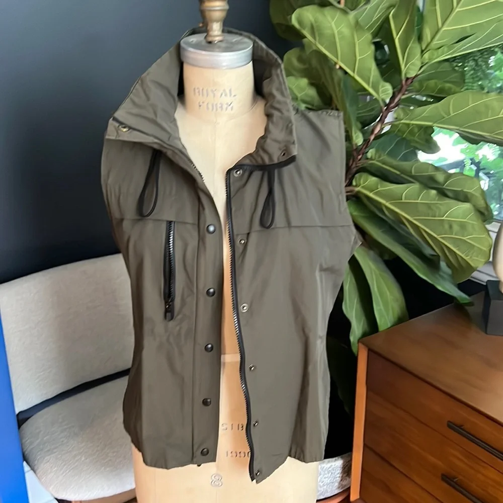 Jones New York Tech Active Vest With hidden hood in collar - Picture 1 of 9